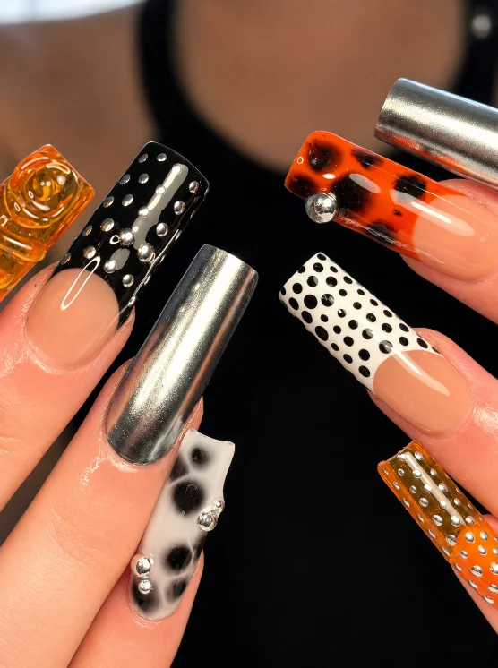 Ongles longs chrome argenté, pois noirs et blancs et léopard orange