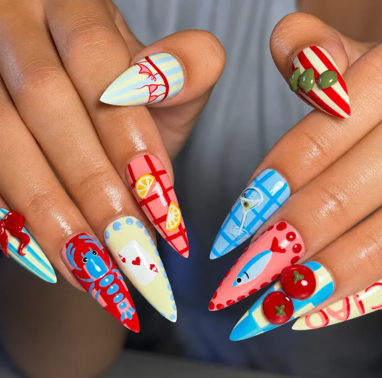 Nail art coloré estival : spirales pastel, perles irisées et bijoux